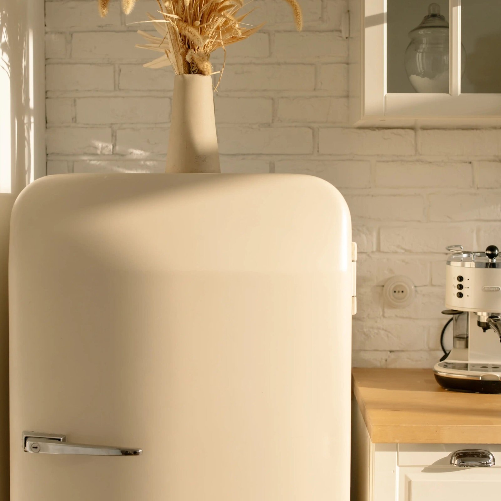 Quels sont les avantages et les inconvénients d&rsquo;un frigo en pose libre pour une rénovation de cuisine ?