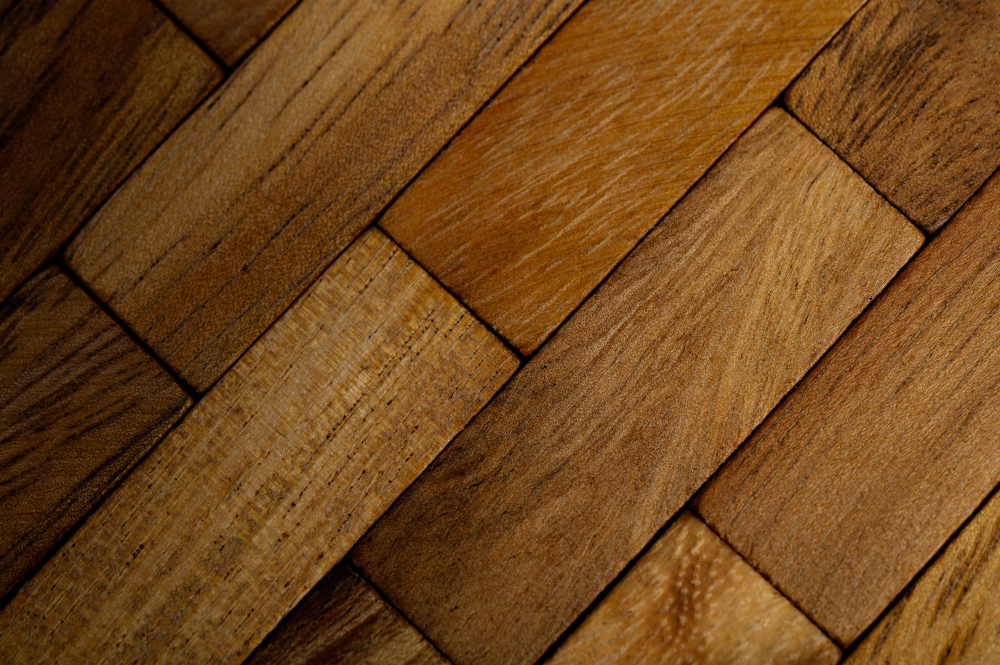 Poncer un parquet en bois massif