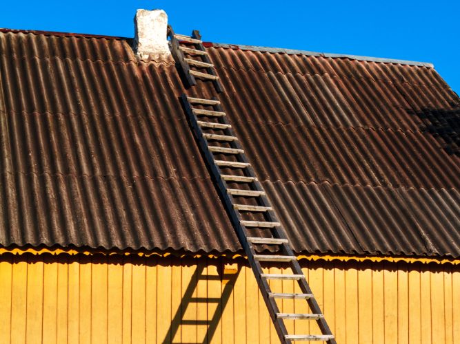 Désamianter un toit avec la technique de l’encapsulage (fonctionnement, mise en oeuvre, prix)