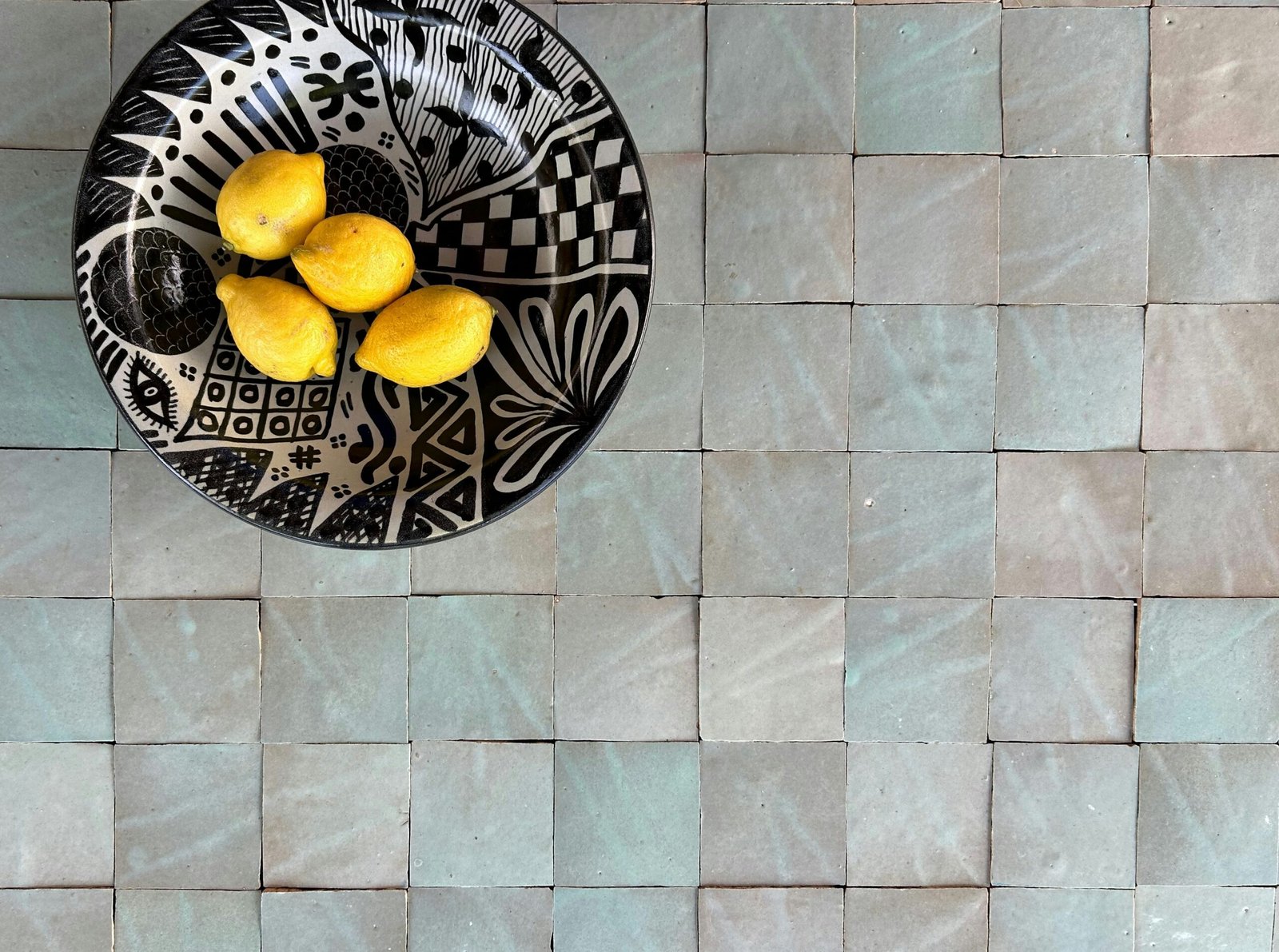 Guide pour poser du carrelage zellige blanc dans une cuisine