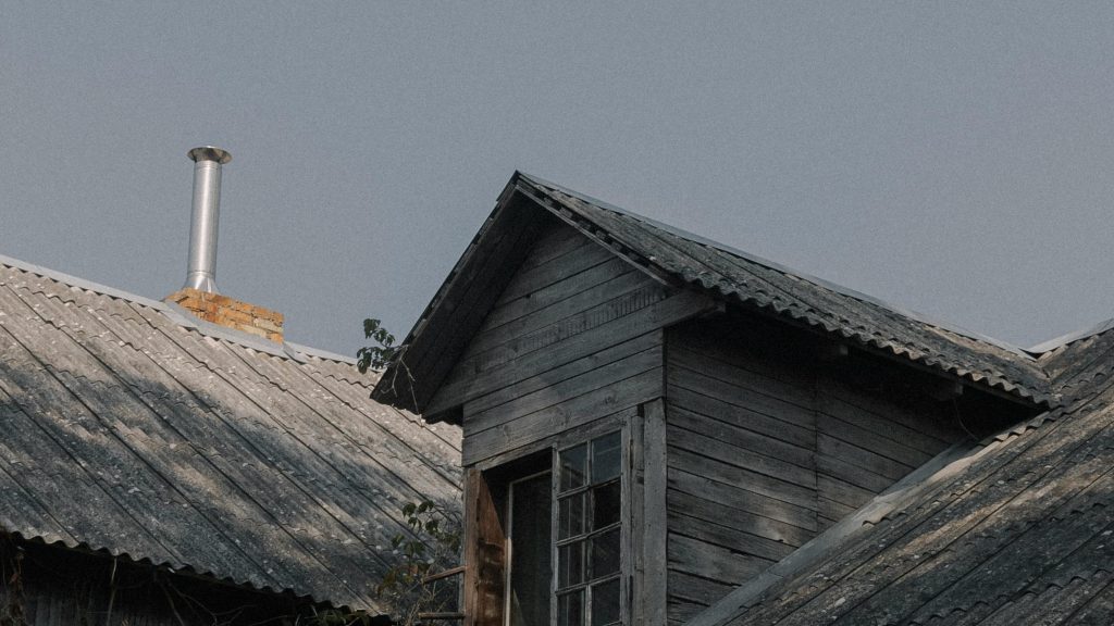 Comment faire pour désamianter un toit (techniques, législation, prix)