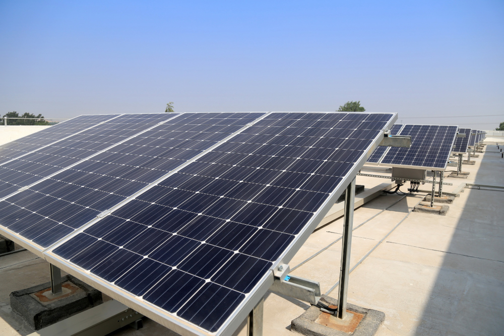 Peut-on installer des panneaux solaires sur une toiture plate ?