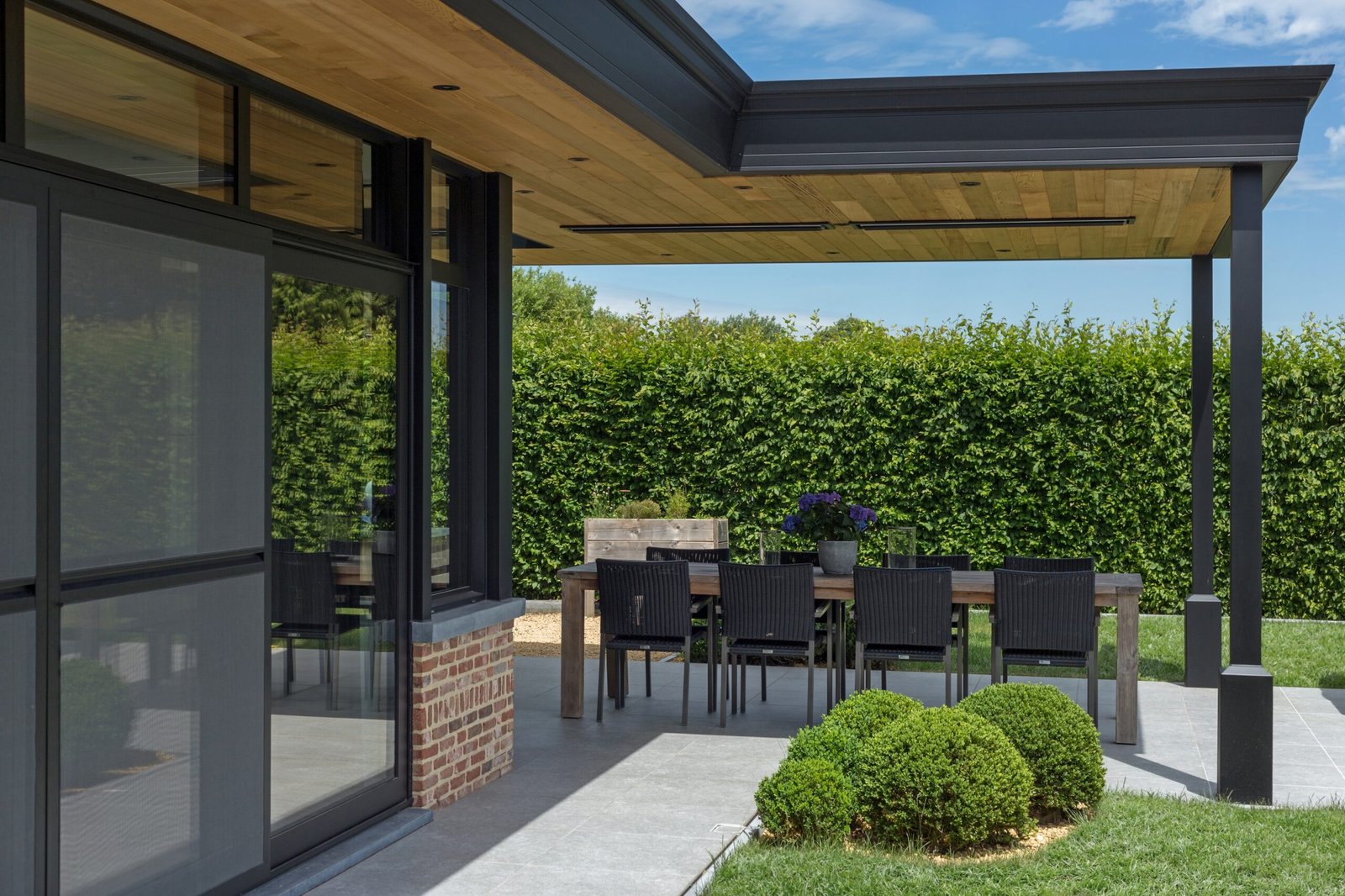 Comment choisir entre une véranda et une pergola pour sa maison ? Avantages, inconvénients, prix