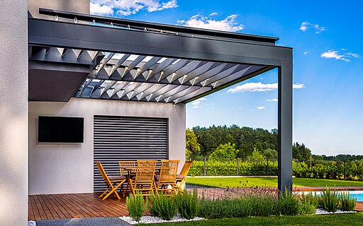 Installer une pergola bioclimatique : tout ce qu&rsquo;il faut savoir (utilité, avantages, démarches,&nbsp;prix)