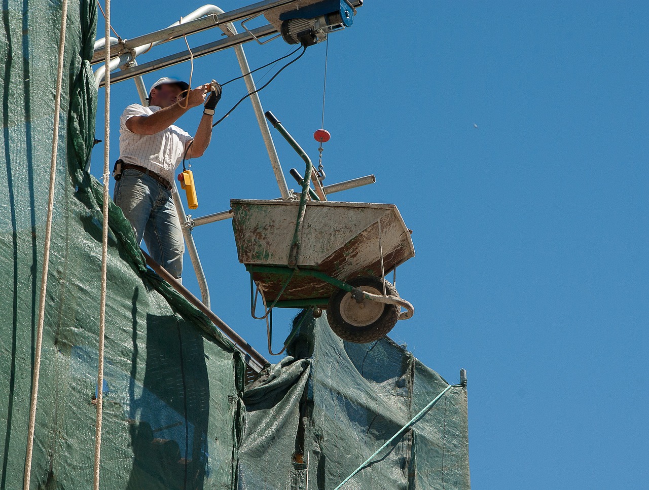De quels outils peut-on se servir pour découper des matériaux en travaux de maçonnerie ?