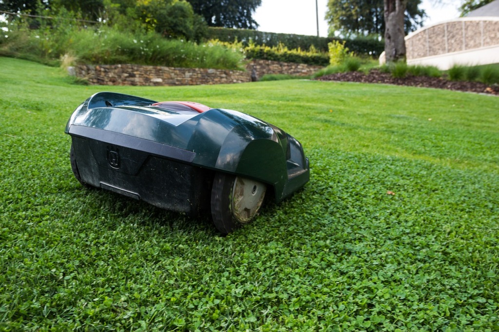 Acheter un robot tondeuse pour sa pelouse (utilisation, options, marques, prix)