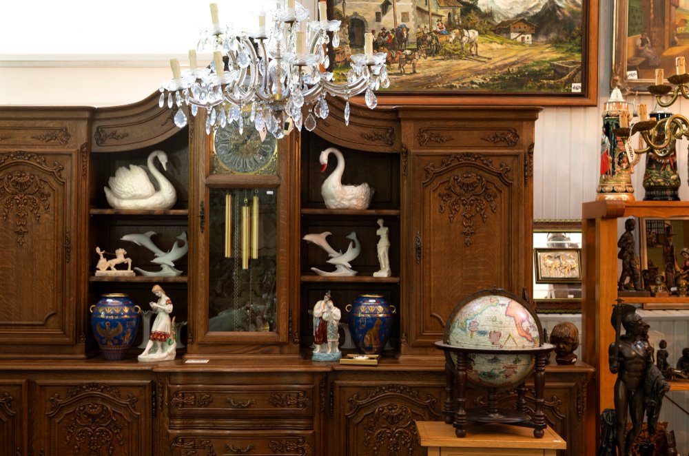 Evaluation de biens anciens par un antiquaire professionnel