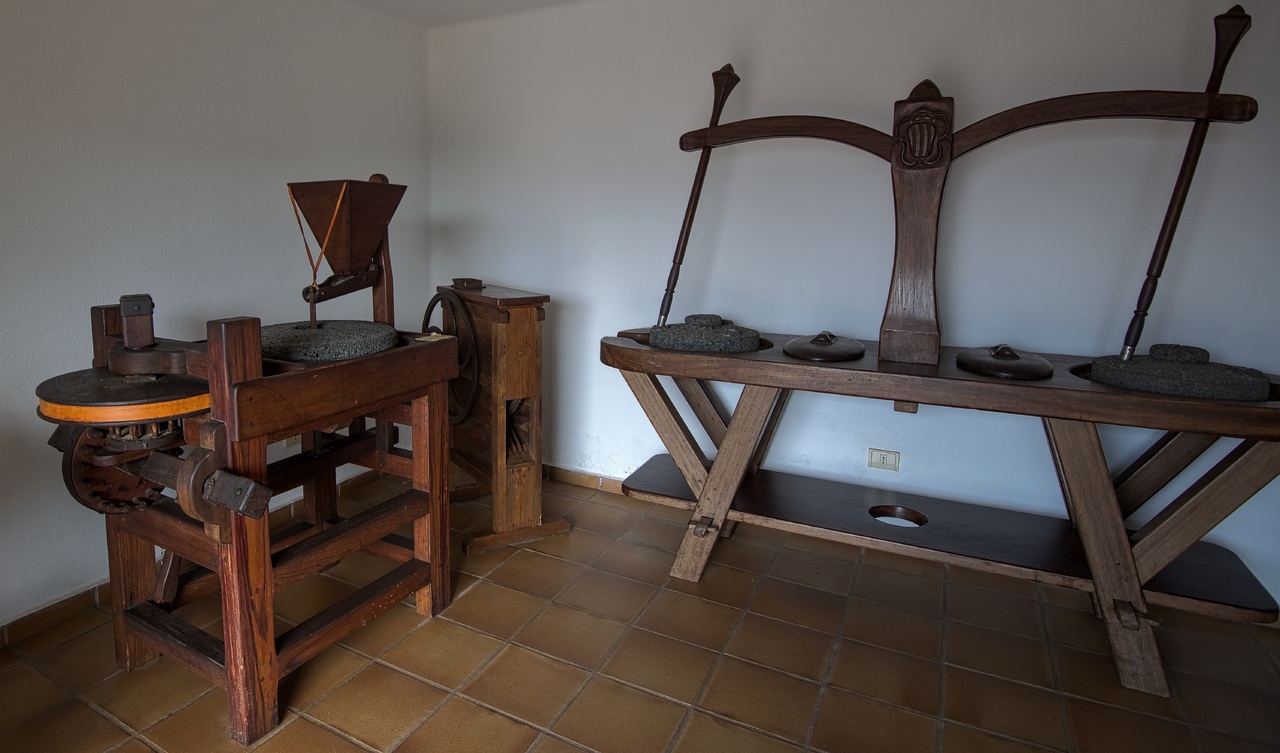 Restauration vs rénovation de meuble ancien : quelles différences retenir ?