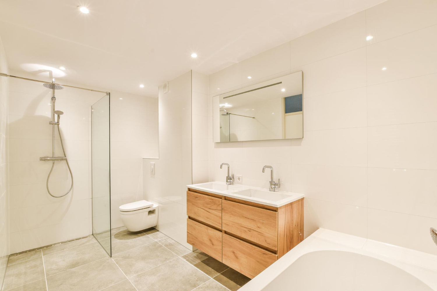 Rénover une salle de bain sans travaux : conseils et astuces