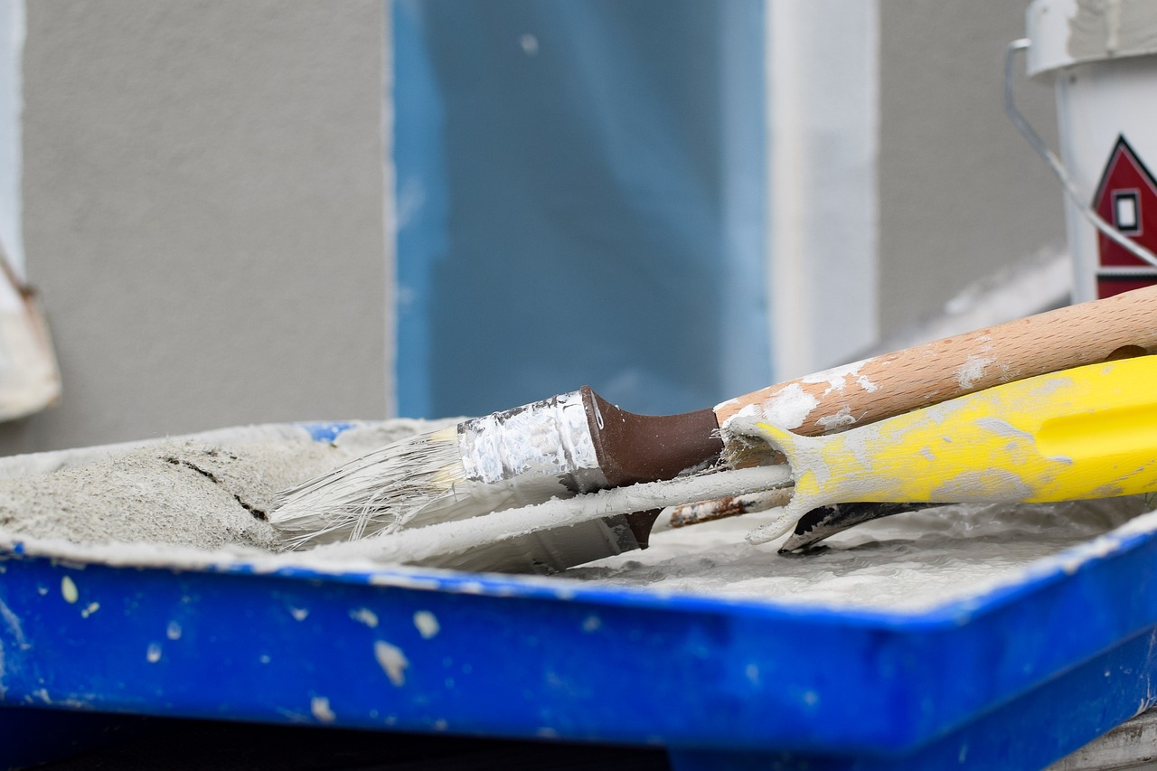Utiliser une peinture d’extérieur pour peindre l’intérieur : est-ce une bonne idée ?