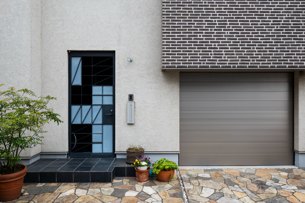 Porte de garage sectionnelle : le bon choix pour votre maison ?