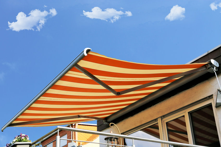 Installer un store banne coffre pour protéger votre terrasse tout au long de l’année