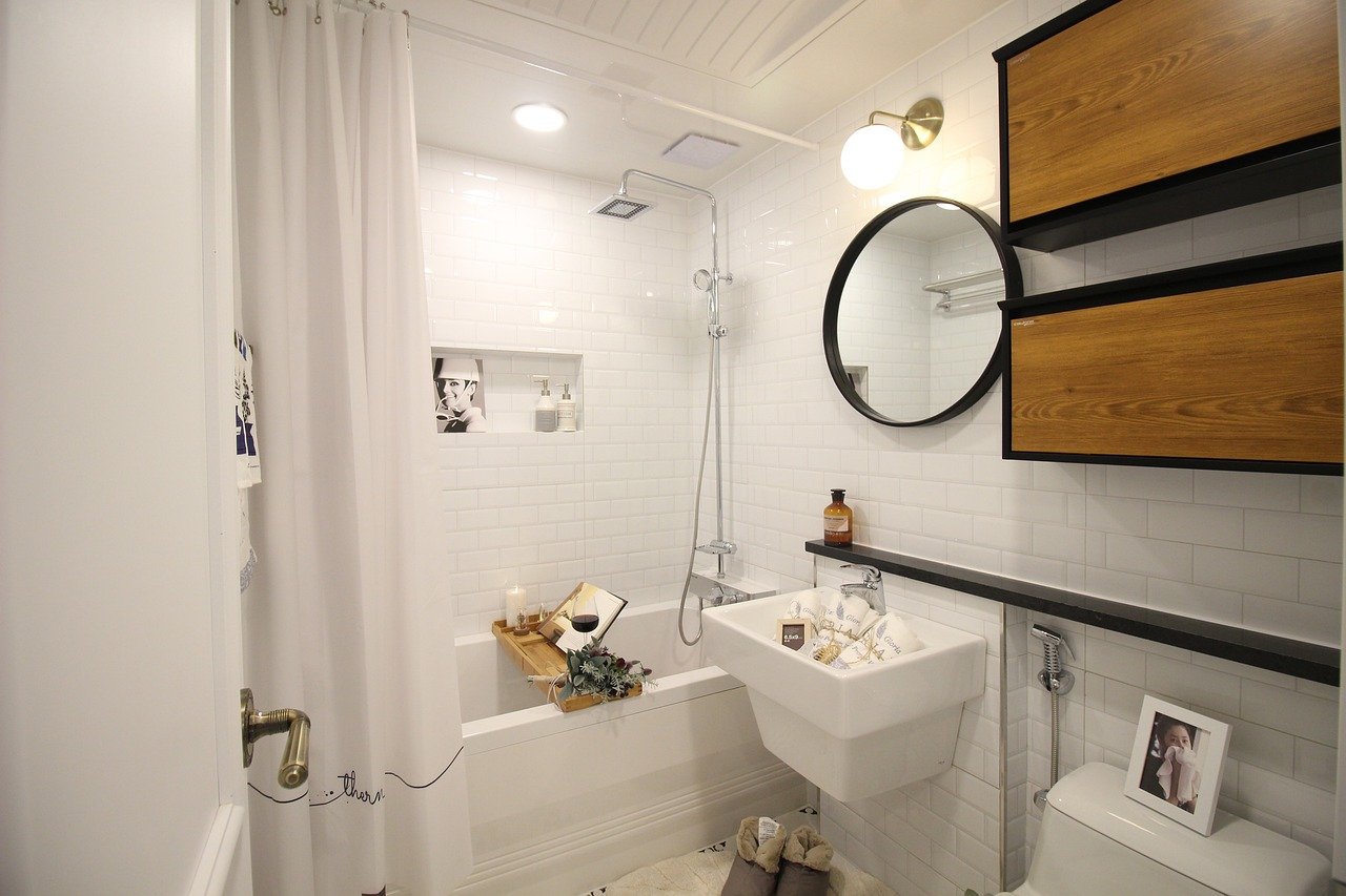 Étagères de douche sans perçage vs étagères traditionnelles : Avantages et inconvénients