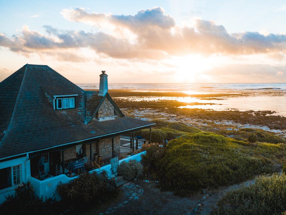Immobilier en Bretagne : comment évaluer le prix de votre bien pour une vente ?