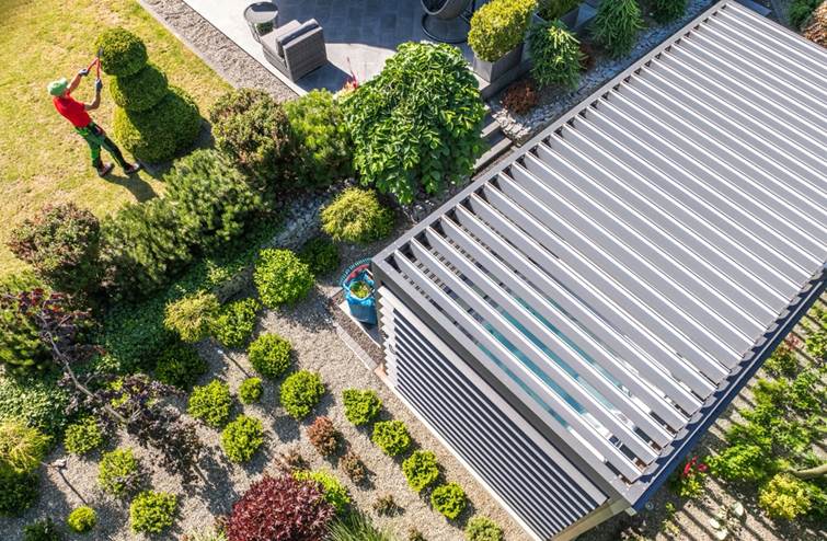 Intégration d’une pergola bioclimatique au bâti existant : fixation murale vs&nbsp;autoportée