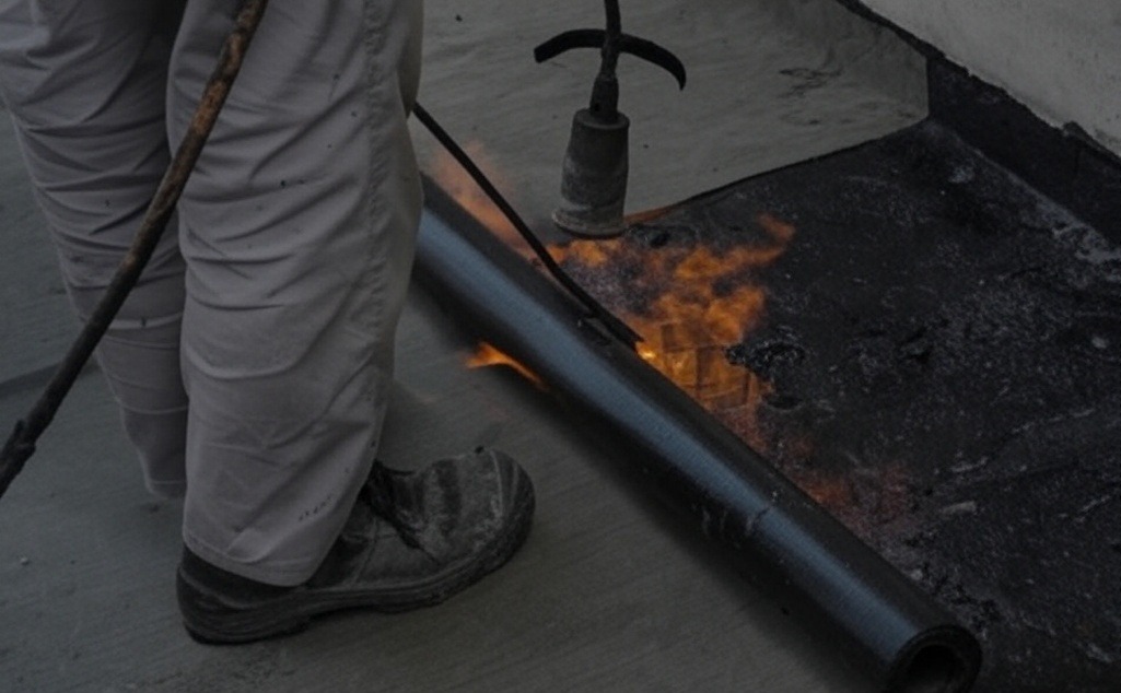 Étanchéité de toiture : comparaison entre membranes bitumineuses, EPDM et PVC