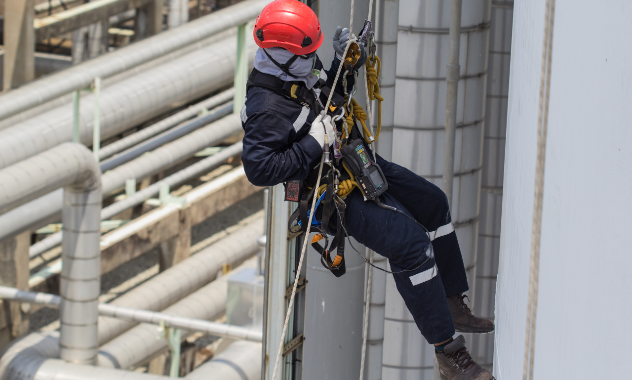 Travaux en hauteur : pourquoi faire appel à un cordiste professionnel ?