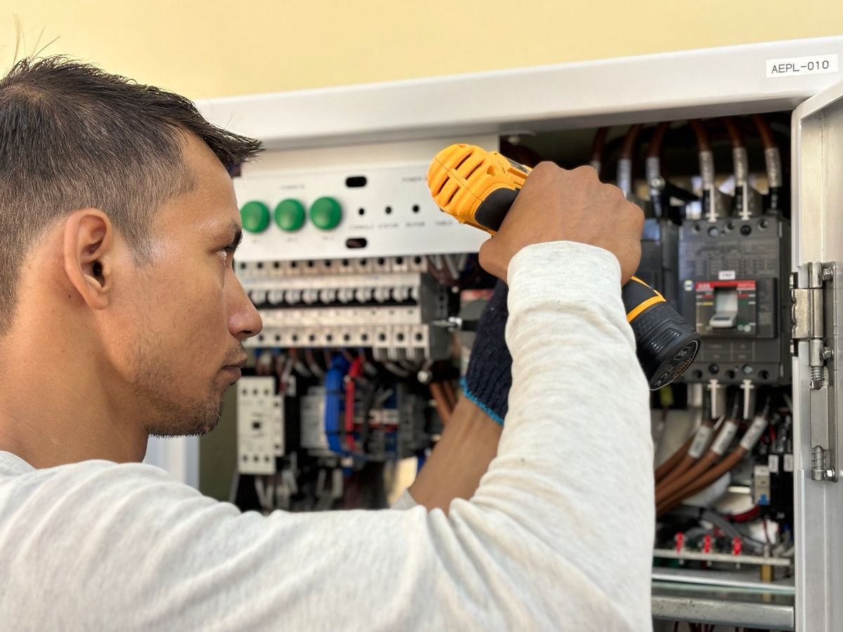 Rénovation électrique d&rsquo;une maison ancienne : par où commencer et dans quel ordre